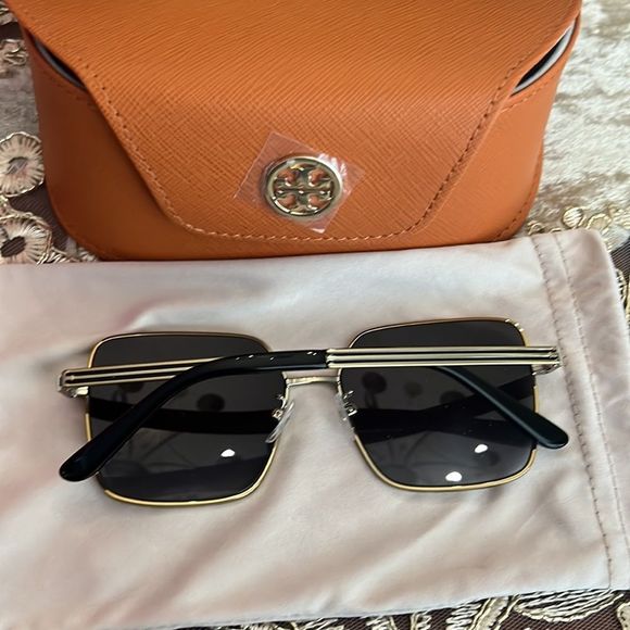 Tory Burch shiny gold sunglasses - Picture 3 of 9